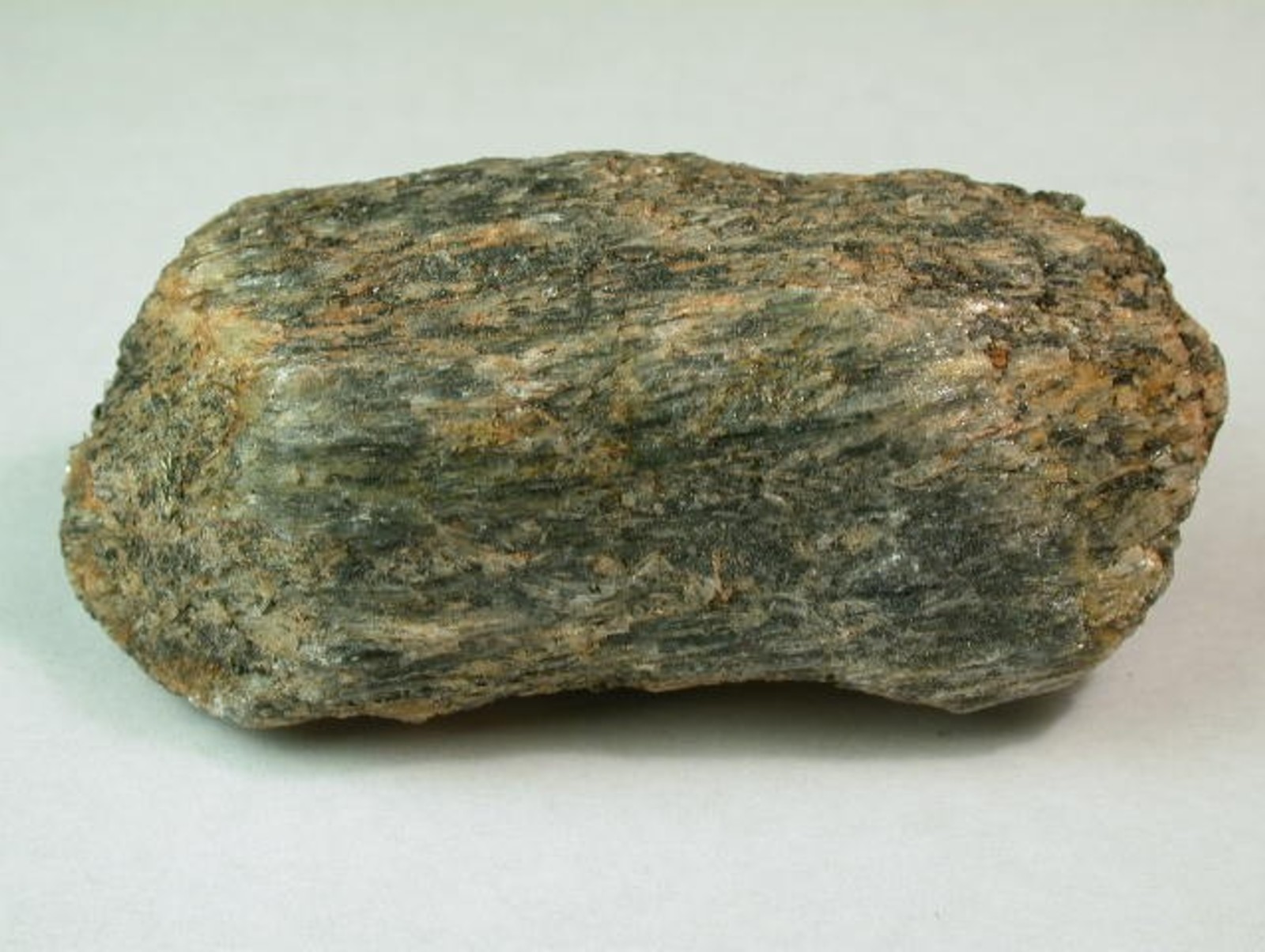 Минерал получил название. Дистен Силлиманит. Силлиманит необработанный минерал. Фибролит минерал. Силлиманит в шлихе.