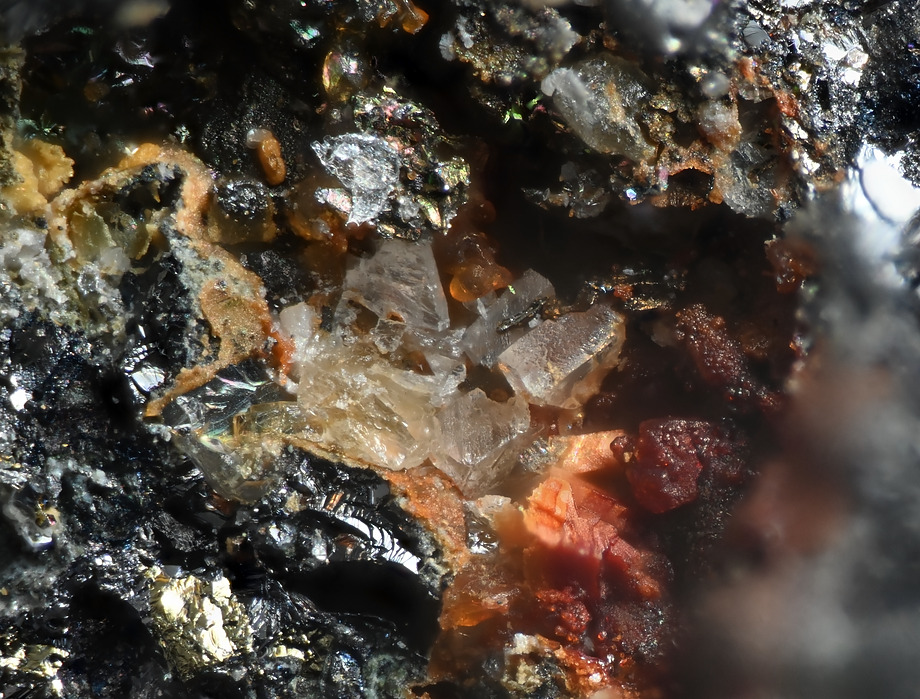 Dinilawiite: Mineral information, data and localities.