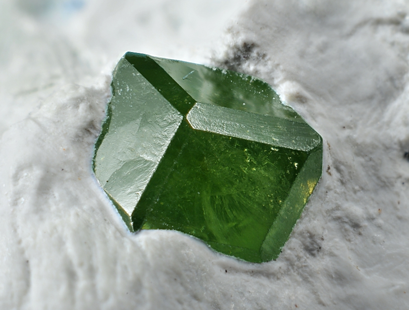 andmary　Avrill ribbon tops　ivory Andradite-Uvarovite Series: Mineral information, data and localities.