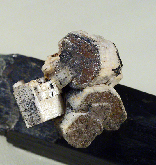 石 Sogdianite: Mineral information, data and localities.