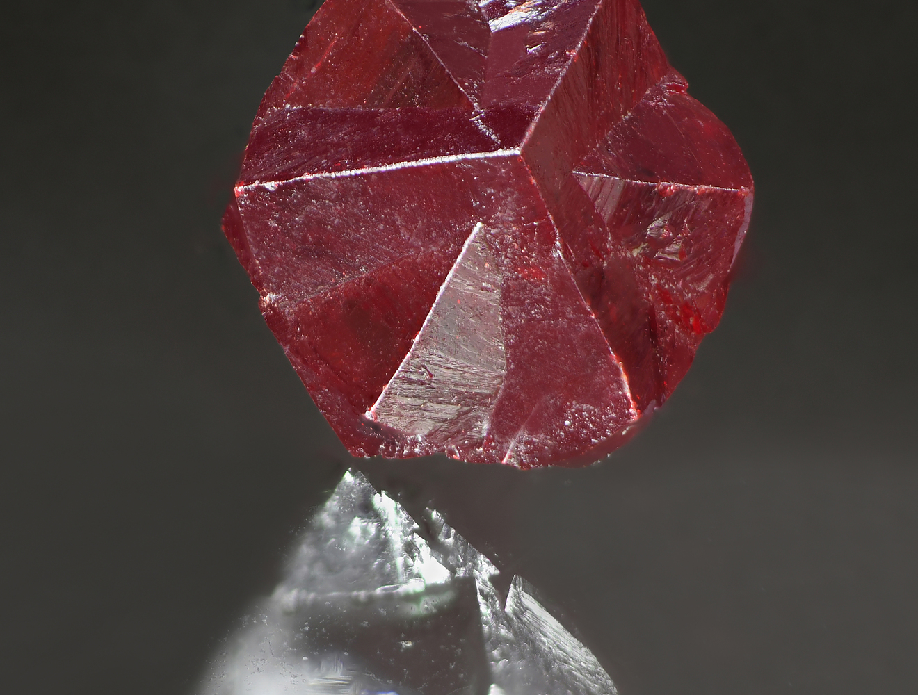 Cinnabar: Mineral information, data and localities., image size:1320x1000