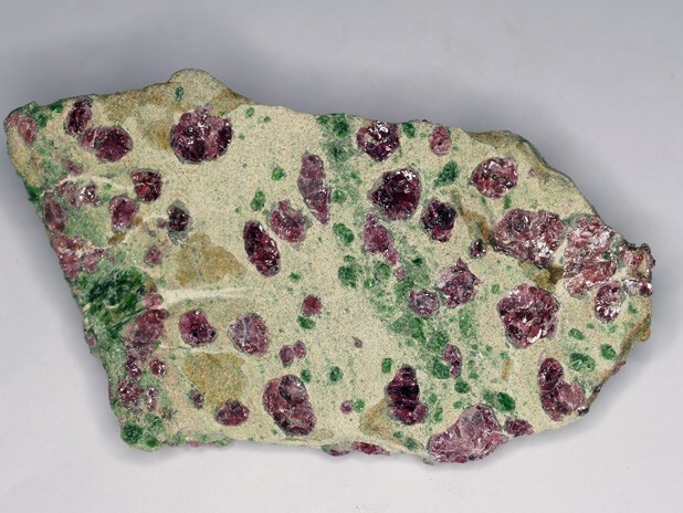 Pyrope: Mineral information, data and localities.