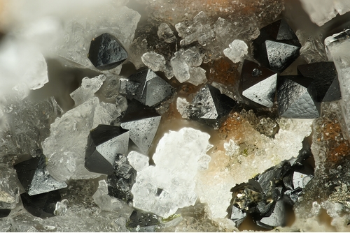 Pyrochlore Supergroup: Mineral information, data and | Fingerringe