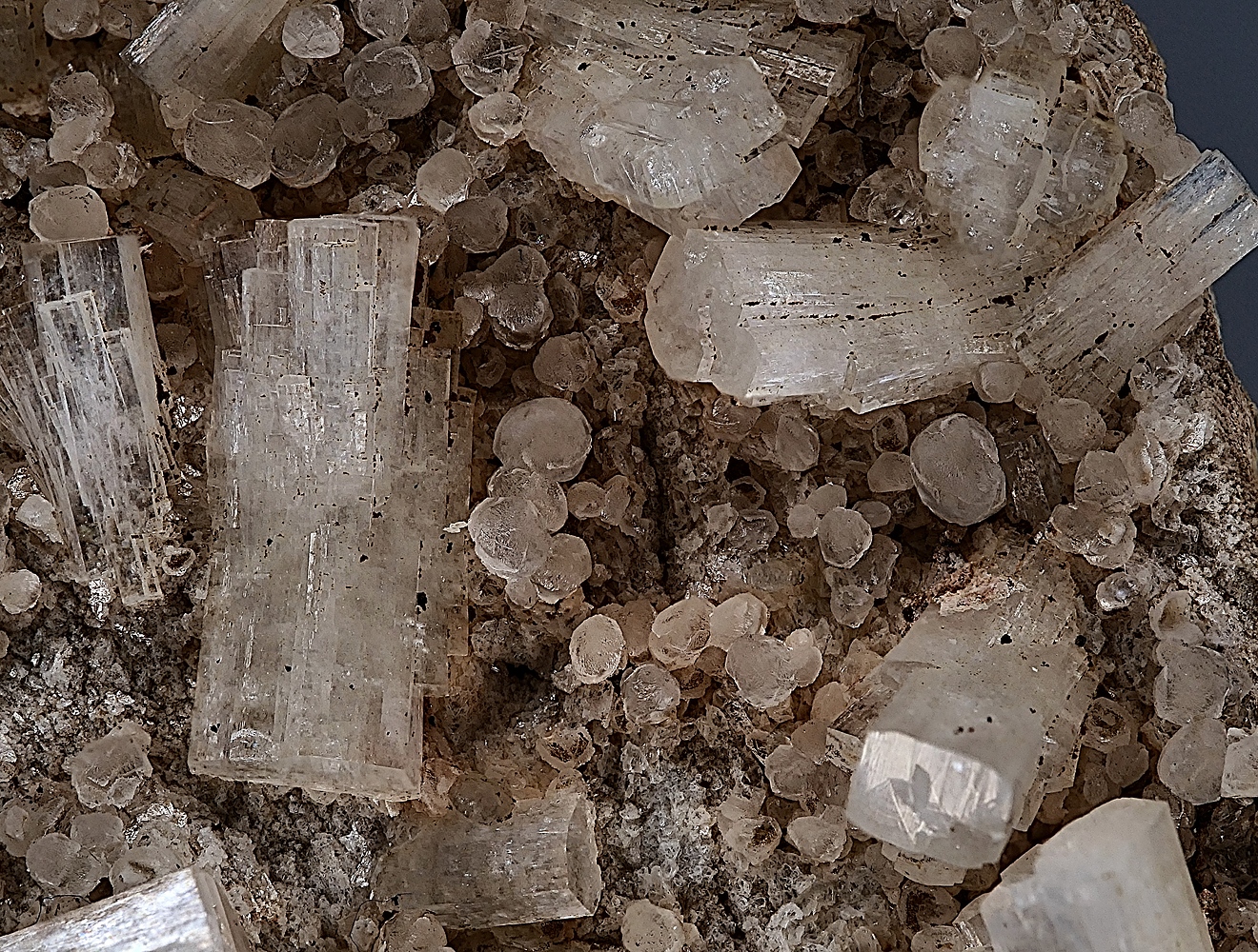 Brewsterite-Sr: Mineral information, data and localities.
